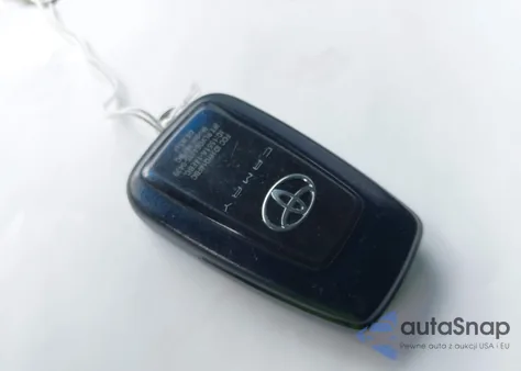 2018 Toyota Camry Le z USA, uszkodzony, nr VIN 4T1B11HKXJU544559